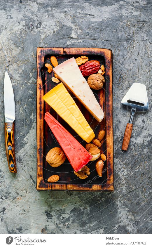 Leckerer Käse auf dem Tisch Scheibe Lebensmittel Molkerei Spielfigur Gouda sortiert verschiedene Gesundheit Schweizer Arten Stück Käse Sortiment Amuse-Gueule