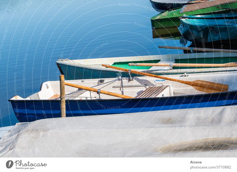 zurückgerudert Boot Schiff Ufer See blau Schönes Wetter Stille Entschleunigung still einsam Ruderboot Rückzug Einsamkeit menschenleer Entspannung ruhig Wasser