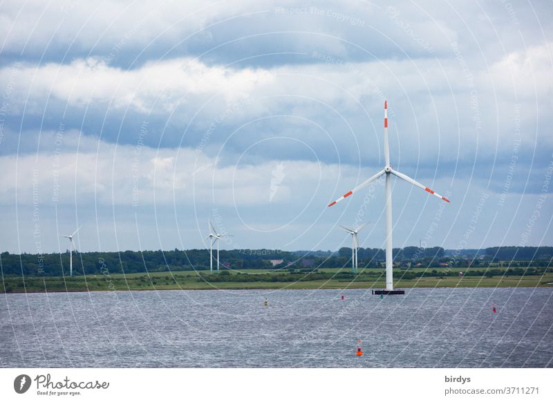 Windenergie,Windkraftanlagen an Land und auf dem Wasser Erneuerbare Energie Windrad Energiewirtschaft Umweltschutz Klimawandel grüner Strom windkraft Landschaft