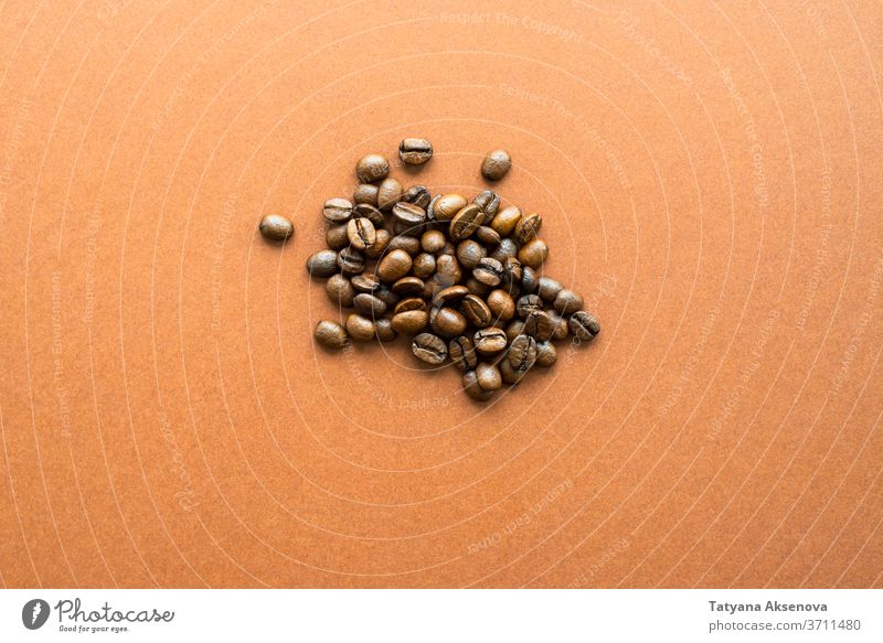 Kaffeebohnen auf braunem Hintergrund Nahaufnahme Bohne gebraten dunkel natürlich Lebensmittel Braten Textur Farbe Makro Bestandteil Röstung texturiert Haufen