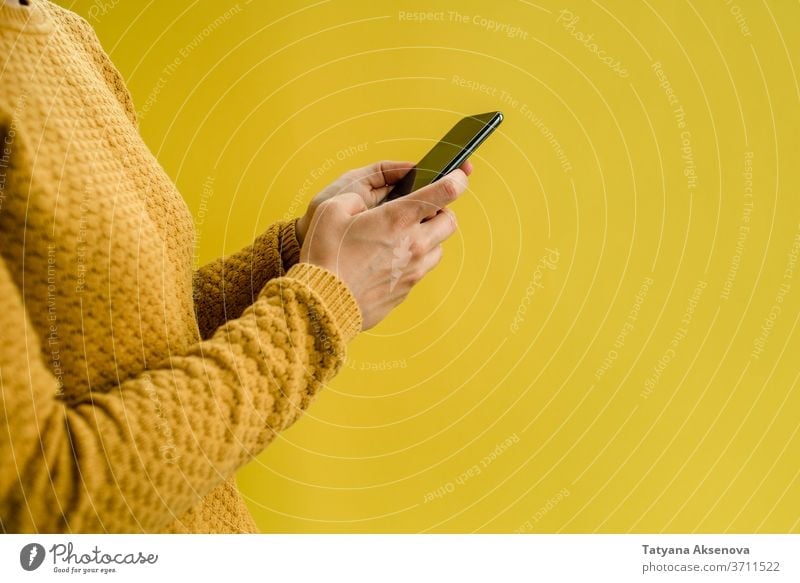 Frau im gelben Pullover mit Smartphone online Telefon benutzend Sucht Internet Texten Surfen Bildschirm Mobile Technik & Technologie lesen Menschen Mitteilung