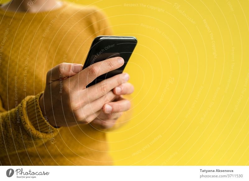 Frau im gelben Pullover mit Smartphone online Telefon benutzend Sucht Internet Texten Surfen Bildschirm Mobile Technik & Technologie lesen Menschen Mitteilung