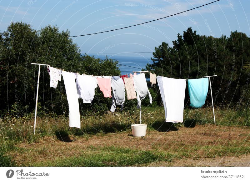 Wäscheleine im Freien Im Freien Wäsche waschen Waschtag Haushalt Häusliches Leben Haushaltsführung Alltagsfotografie Sauberkeit Wäscheständer Wäscheklammern