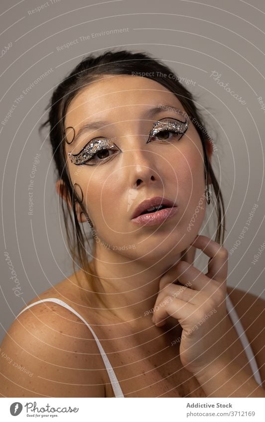 Charmante Frau mit Make-up im Studio Model professionell Lidschatten perfekt glänzend glühen Vorschein Atelier schick Schönheit einwandfrei sinnlich