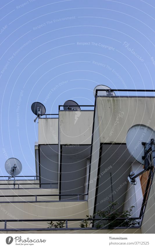 Ecken und Kanten und Rundungen Gebäude Architektur Etagen Geländer Balkon Satellitenschüssel Empfang Haus Außenaufnahme Menschenleer Bauwerk Himmel