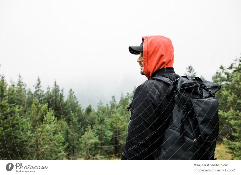Junger männlicher Naturforscher in den Bergen Aktivität Abenteuer Rücken Hintergrund Rucksack Backpacker Rucksacktourismus Tasche schön lässig Herausforderung