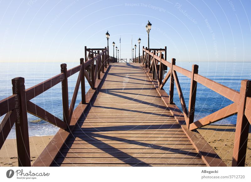 Pier an der Costa del Sol in Marbella, Spanien Anlegestelle MEER hölzern Struktur Meer Wasser Strand im Freien Natur Mittelmeer Andalusien Andalusia Feiertag