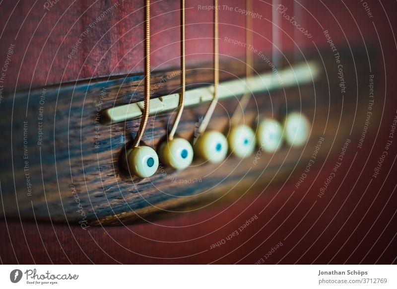 Makro Gitarrensaiten einer Gitarre Detail Innenaufnahme Instrument lernen Instrument spielen Musik Musikinstrument Musikunterricht Nahaufnahme Saite