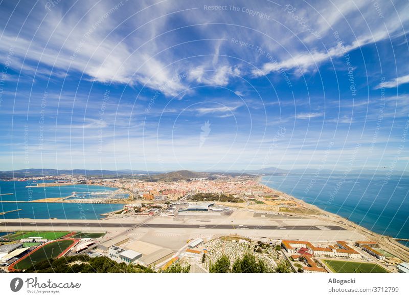 Startbahn des Flughafens Gibraltar und Stadt La Linea Rollfeld Landebahn Landstreifen oben Großstadt Spanien Europa reisen Tourismus Ansicht Standort Tourist