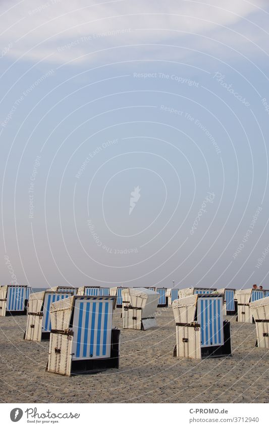 Strandkörbe machen Feierabend Himmel Wolkenloser Himmel Strandkorb Abendsonne weiß blau