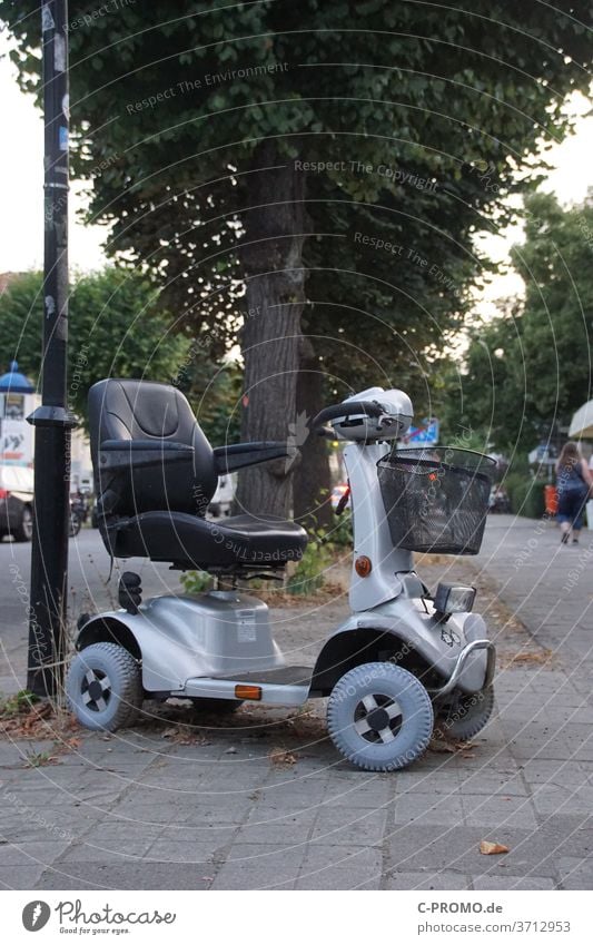 Senioren Elektromobil elektromobil Mobilität Scooter parken Alter Betagtheit barrierefrei Reha