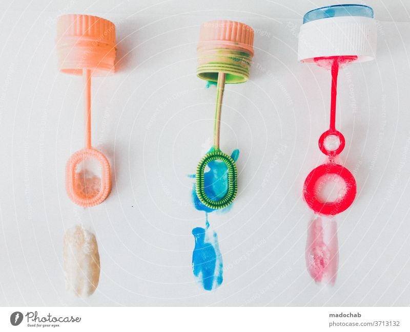 Kunterbunt Seifenblasen Farbe Kindheit malen Kreativität Kunst mehrfarbig Maler Freizeit & Hobby zeichnen Künstler Kindergarten Farbfoto farbenfroh Papier