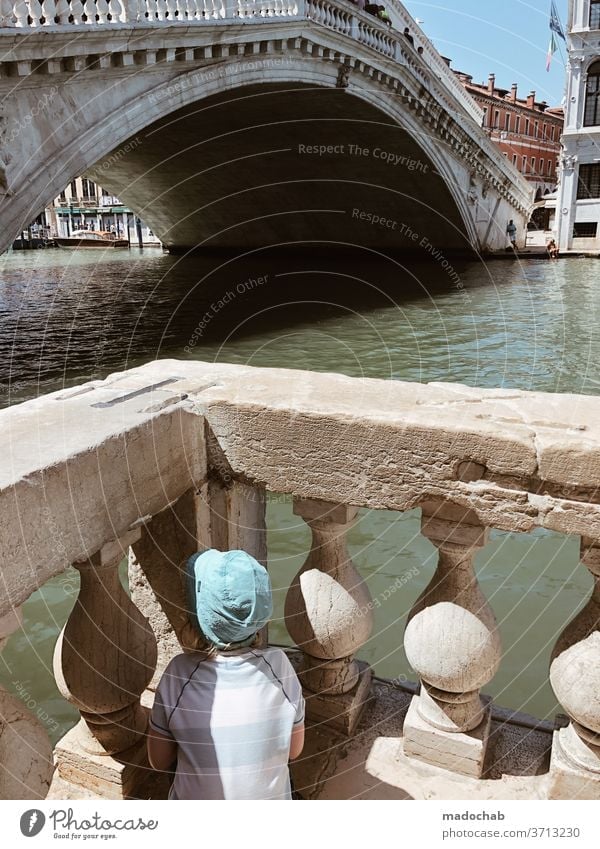 Watching Rialto Kind Kleinkind Ecke Rialtobrücke Venedig Italien Sightseeing Städtereise Ferien & Urlaub & Reisen Außenaufnahme Tourismus Sehenswürdigkeit