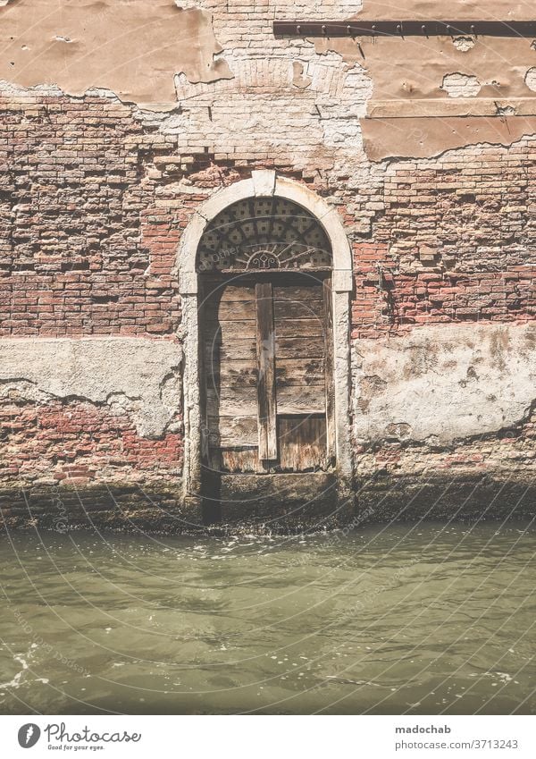 Übers Wasser gehen Tür Tor Fassade Kanal Venedig Italien Verfall kaputt Zerstörung Menschenleer alt Gebäude Vergänglichkeit Ruine Vergangenheit Haus Wand