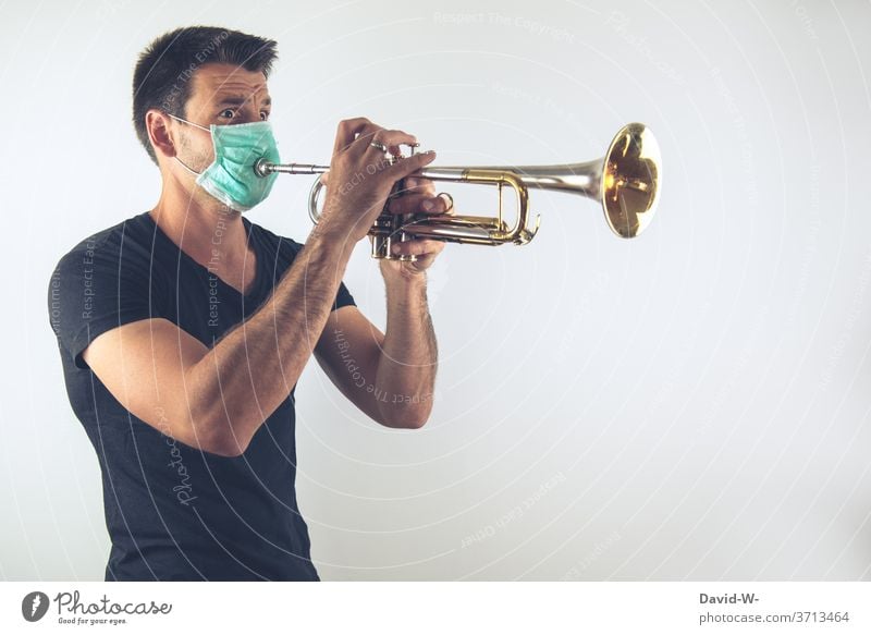 Musik machen in Zeiten von Corona Coronavirus Musiker Blasinstrumente Atemschutzmaske Maske Atemmaske Mundschutz Pandemie Virus Gesundheit Infektion Quarantäne