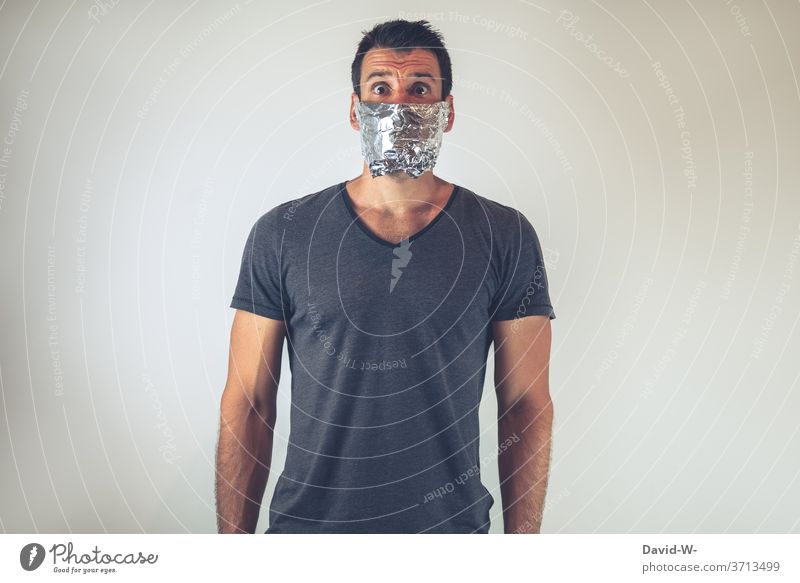 Corona alternativer Mundschutz sicherheit schützen selbstgemacht Mann Maske ängstlich kreativ