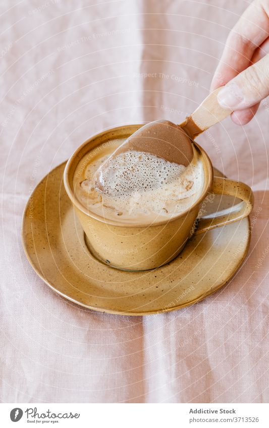 Tasse Kaffee mit Eiscreme Speiseeis kalt süß Dessert aromatisch Lebensmittel trinken lecker Stieleis geschmackvoll zerlaufen kleben Getränk Erfrischung
