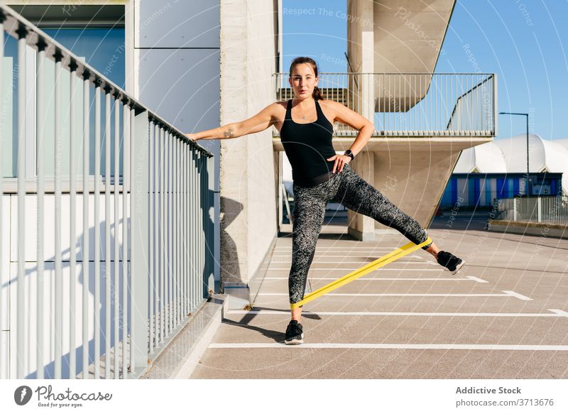 Fit Frau tun Übungen mit Widerstand Band widersetzen elastisch Sportlerin stark Dehnung Athlet passen Fitness Sportbekleidung schlank Gesundheit Wellness