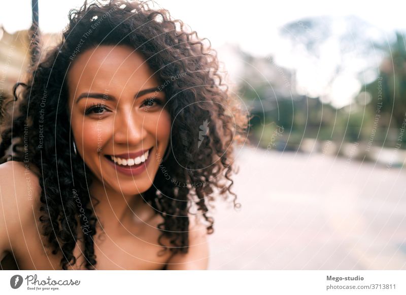 Afroamerikanische Frau, die sich in der Stadt ein Selfie gönnt. Großstadt Menschen Amerikaner Afro-Look Porträt Spaß cool Selbst Lächeln lockig Behaarung unter