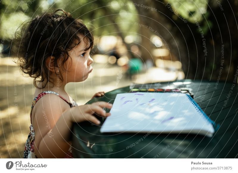 Kinder lesen im Freien Kindheit Freizeit & Hobby Kaukasier Fröhlichkeit Porträt Außenaufnahme Farbfoto Lifestyle Mensch Menschen Glück Freude verärgert