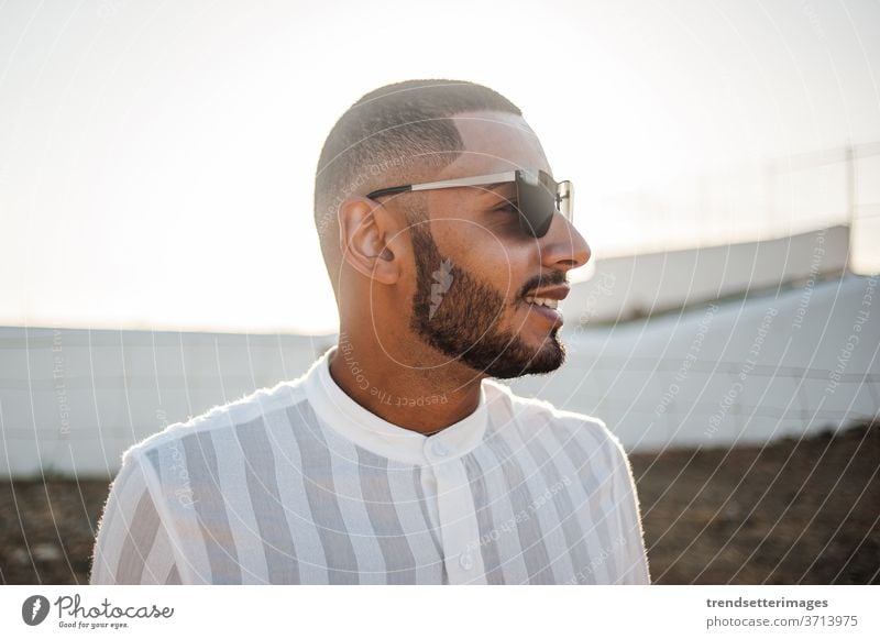 Porträt eines selbstbewussten und ungezwungenen Mannes, moderner Muslim mit Sonnenbrille Unternehmer Marokkaner elegant Lifestyle modisch lässig cool Hoffnung