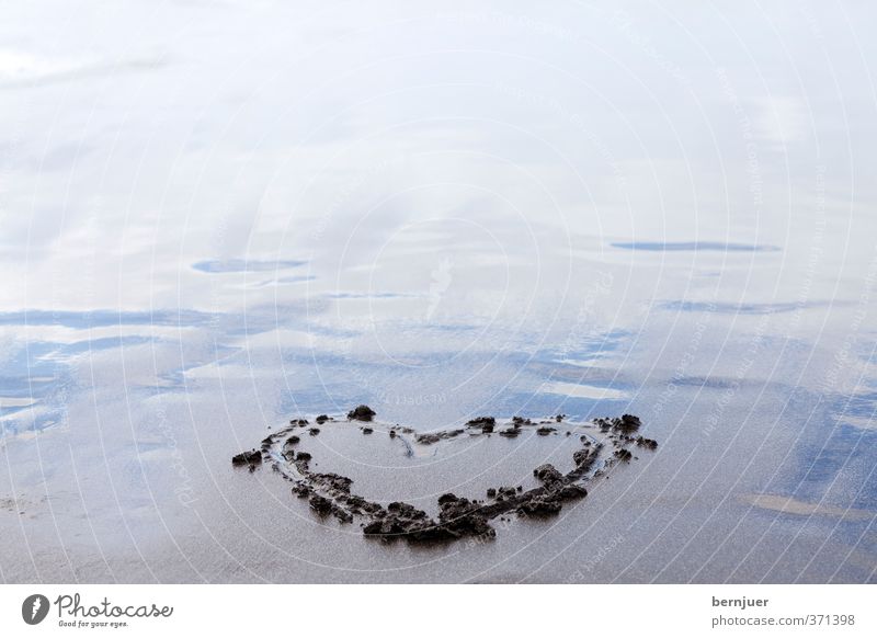 Strandherz Natur Sand Wasser Küste Flüssigkeit blau grau Sympathie Liebe Herz herzförmig Zeichnung gezeichnet Romantik Reflexion & Spiegelung Sandstrand