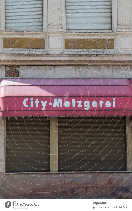 Laden dicht Metzgerei geschlossen Außenaufnahme Wurstwaren Farbfoto Ernährung Lebensmittel Menschenleer ladensterben Tod Schriftzeichen Tag Handel City