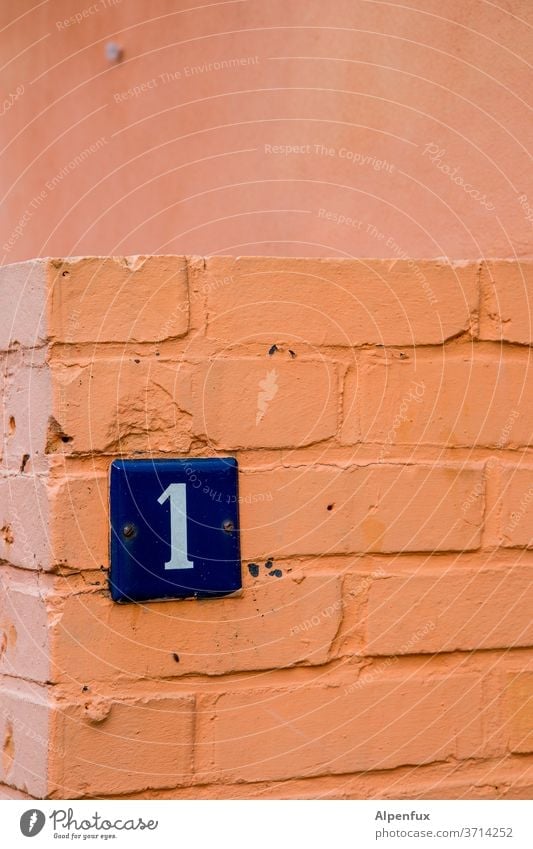 Einsampfosten 1 Ziffern & Zahlen Schilder & Markierungen Hausnummer Wand Außenaufnahme Menschenleer Farbfoto Zeichen Mauer Fassade Tag Schriftzeichen