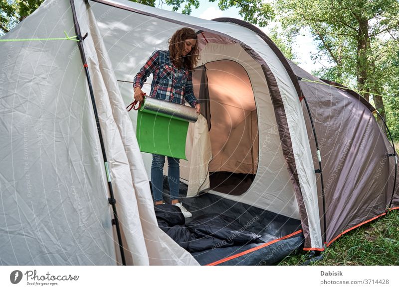 Tourist in einem Campingzelt im Wald Lager Zelt im Freien wandern Frau Bäume Ausflug Wanderung Familie Abenteuer Hintergrund Fundstück Entdecker Hobby Reise
