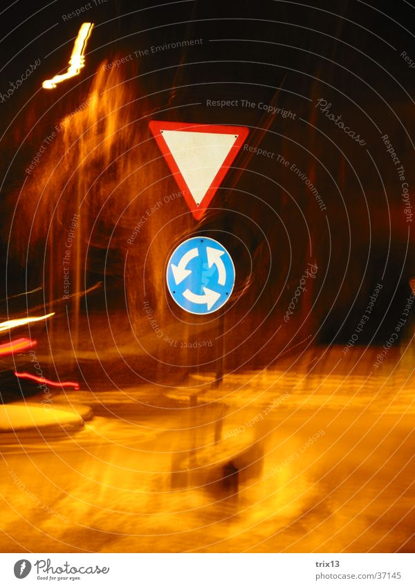 Verkehrsschilder Nacht dunkel Licht Kreisel Lichtstreifen Fototechnik Unschärfe Mischung