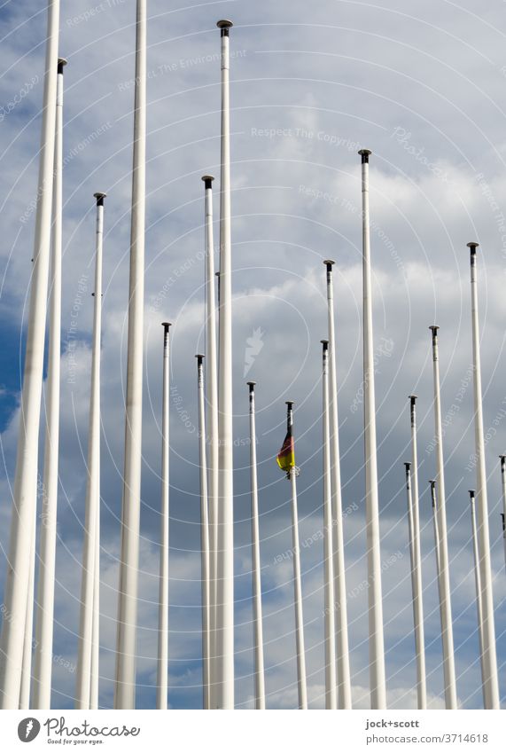 dezente Beflaggung Fahnenmast viele unbenutzt Flagge Deutsche Flagge lang dünn Himmel Wolken 1 zurückhaltend
