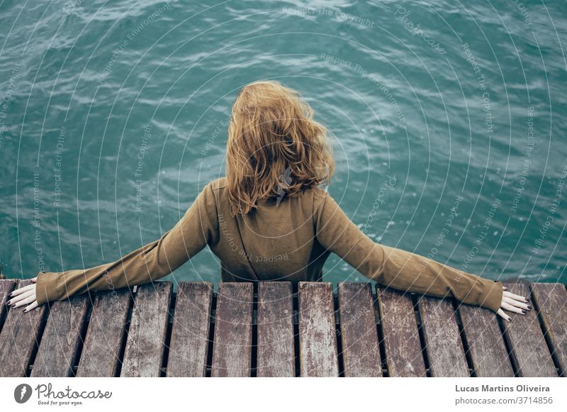 blondes Mädchen mit Blick auf den Ozean MEER Inspiration Meer Reflexion & Spiegelung reflexiv Meerwasser kalt Selbstmord Depression gelber September