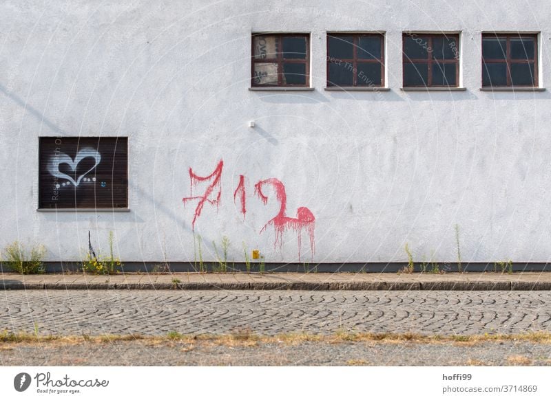vier Fenster mit Graffiti Wand Herz herzförmig Gefühle grau Tristesse minimalistisch Mauer Liebe Fassade Zeichen rot Verfall Schriftzeichen