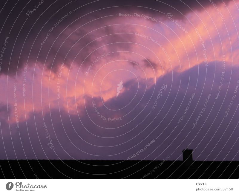 violette wolken Dach Wolken schwarz gelb schlechtes Wetter Himmel Strukturen & Formen Abenddämmerung rosa Schornstein Wolkenformation Menschenleer Außenaufnahme