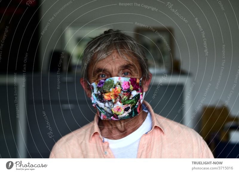 Corona Thoughts | sind überall, d'rum geh' auch ich zum Maskenball Schutzmaske Fotodesign Covid19 Pandemie Portrait Senior Blick in die Kamera Infektionsgefahr