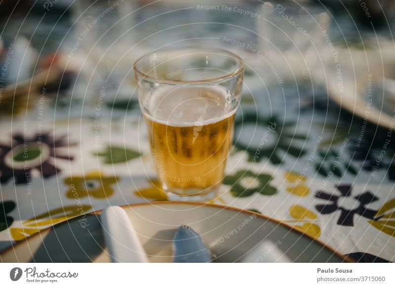 Glas Bier auf einem Tisch Erfrischungsgetränk Gastronomie Menschenleer kalt lecker Außenaufnahme Biergarten Tag Bierglas Farbfoto Getränk trinken Alkohol