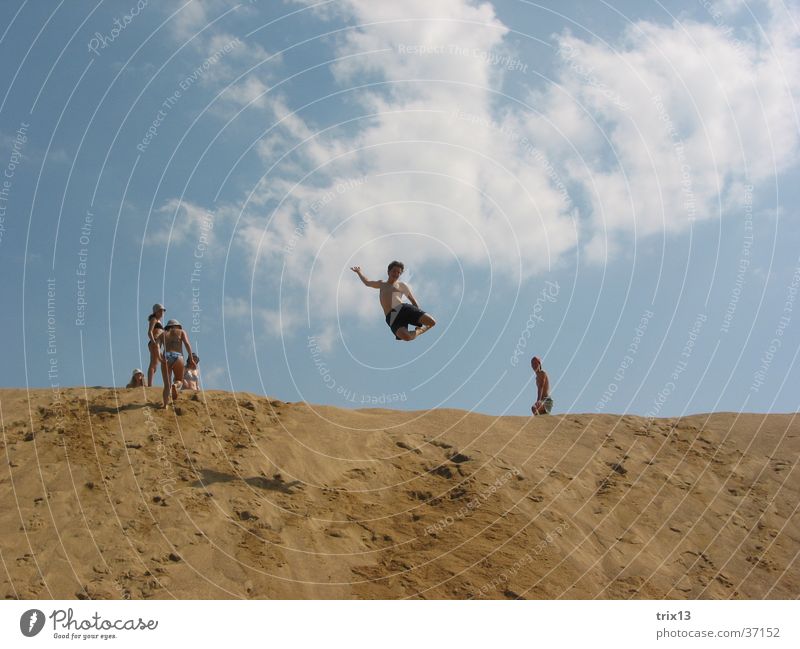 sandsprung_1 springen Mensch Ferien & Urlaub & Reisen Wolken Sommer Sand Himmel Niveau Sonne hoch