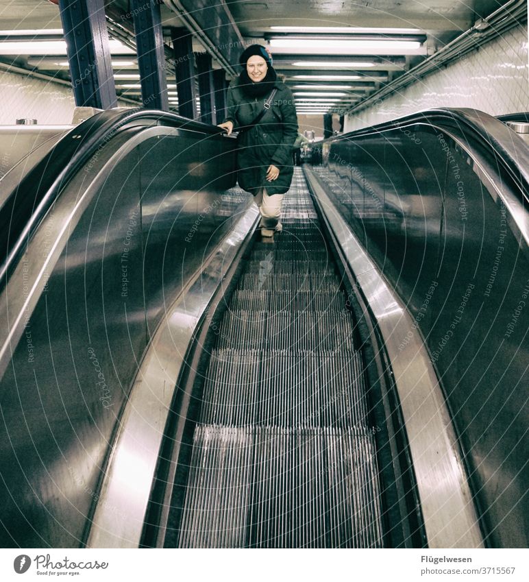 Aufsteiger Aufstieg Rolltreppe Treppe rollen fahren oben U-Bahn Untergrund underground