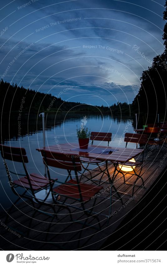 Tisch für vier am See bei Abendstimmung Biergarten Idylle Reflektion Wasser Natur Reflexion & Spiegelung reflektion speisen blau ruhig Himmel Wolken