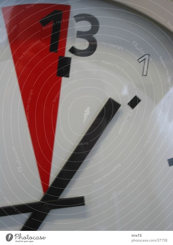 Uhr Ziffern & Zahlen rot weiß 13 Uhrenzeiger Detailaufnahme Zeit