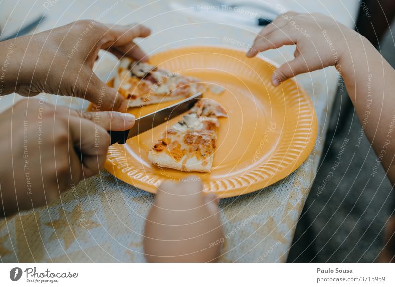Hände aus nächster Nähe beim Pizza-Schneiden Scheibe Pizzastück Essen Lebensmittel Foodfotografie Essen und Trinken Kommissionierung Abendessen flache Verlegung