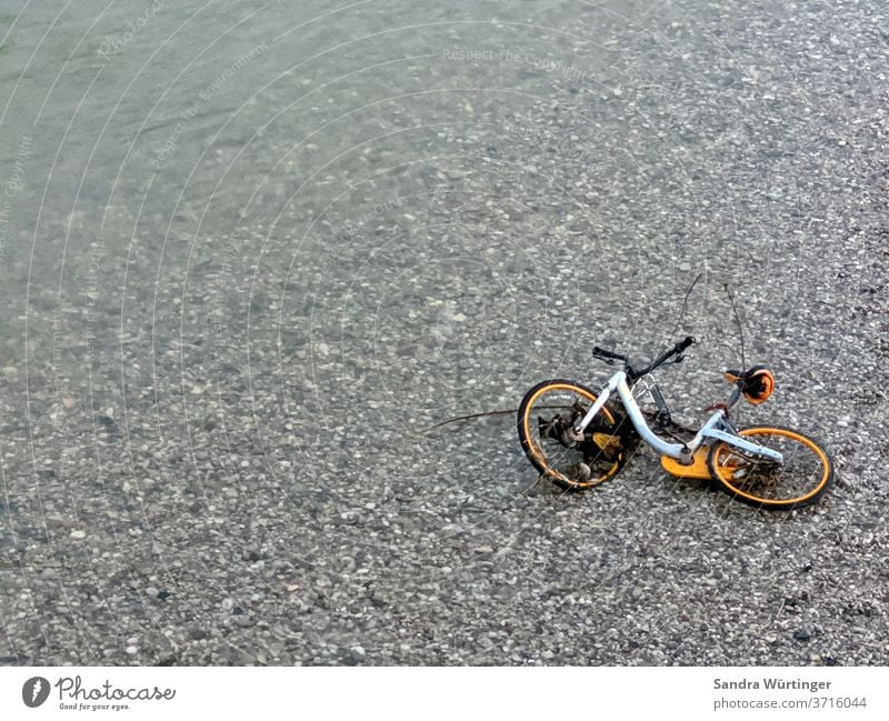 Fahrrad im Fluss, kaputtes Fahrrad, Leihfahrrad im Fluss Fahrradfahren bike sharing obike fluss kiesbett Freizeit & Hobby wasser isar gelbes fahrrad