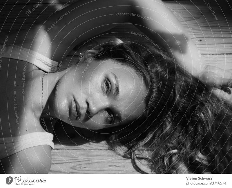 OLYMPUS-DIGITALKAMERA Porträt Schwarzweißfoto schwarz auf weiß Frauenaugen Behaarung abschließen Schatten schön Beautyfotografie