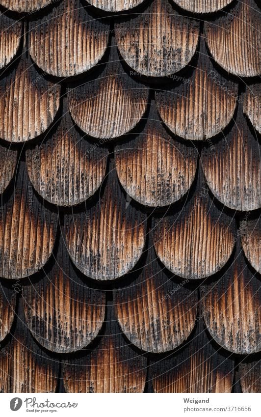 Holzschindeln Schindeln alt Wetterseite braun Allgäu Bauernhaus Fassade geschützt Schuppen