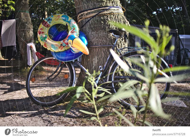 Baderad Fahrrad Baum angelehnt Camping Lifestyle Schwimmring Badeurlaub draußen Campingplatz Ferien & Urlaub & Reisen Außenaufnahme Sommerurlaub Tourismus
