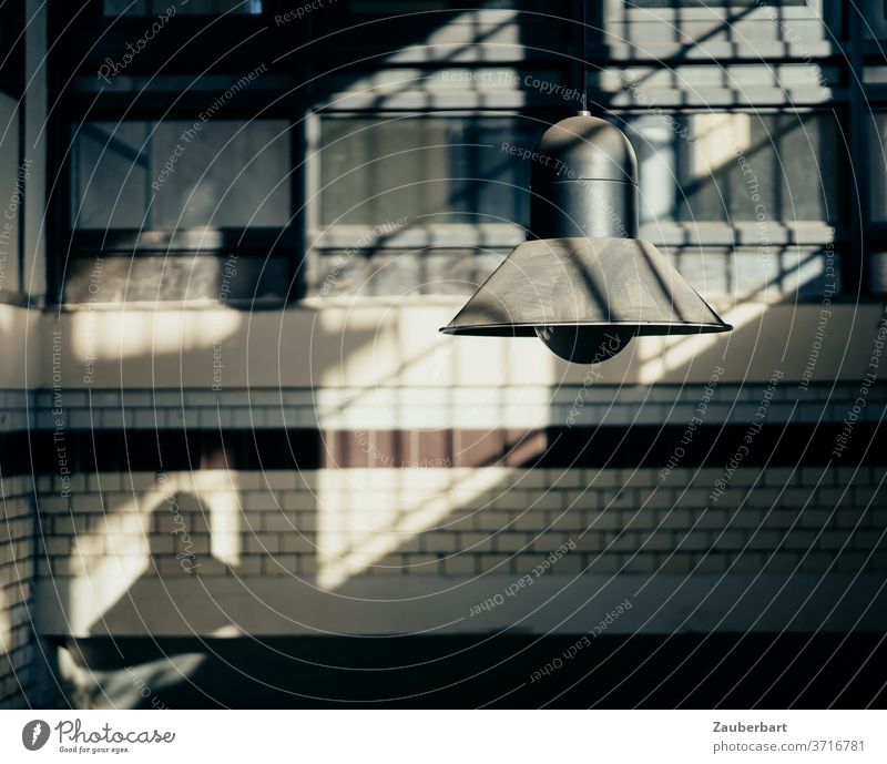 Laterne im Niedergang, schräger Schatten schwarz vintage Licht Ziegel Wand Bahnhof Stadt urban Gebäude grau hellgrau braun
