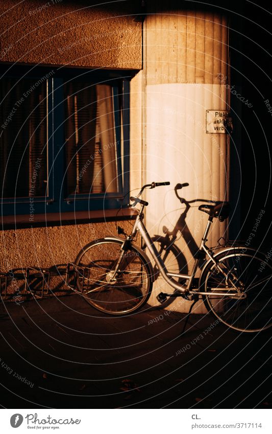 ein fahrrad Fahrrad Rad dunkel Sonnenlicht ästhetisch Verkehrsmittel Schatten Licht Tag Stillstand parken Parkplatz Außenaufnahme Farbfoto Menschenleer