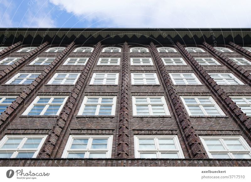 Backsteinfassade mit endlosen Fensterreihen Architektur Gebäude Reihe Haus Hamburg Hanseatisch Fassade traditionell Hochhaus mehrstöckig urban Büro braun
