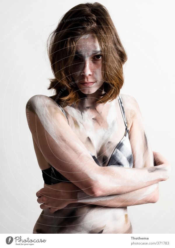 ...na und? Mensch feminin Junge Frau Jugendliche Erwachsene 1 18-30 Jahre Kunst Körpermalerei Unterwäsche brünett langhaarig Aggression außergewöhnlich