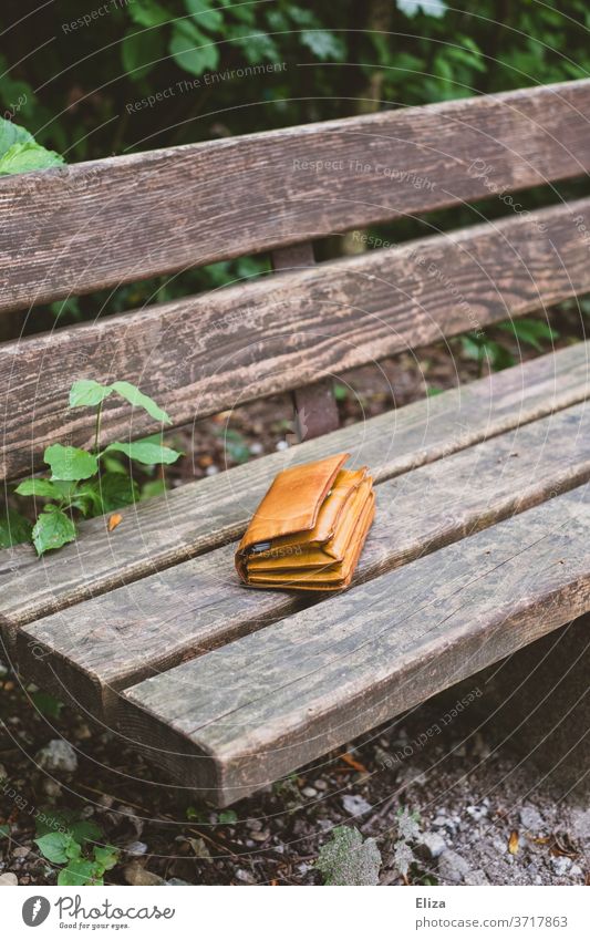 Ein verlorener Geldbeutel auf einer Parkbank vergessen liegengelassen wertvoll wichtig gefunden Finderlohn Gegenstand